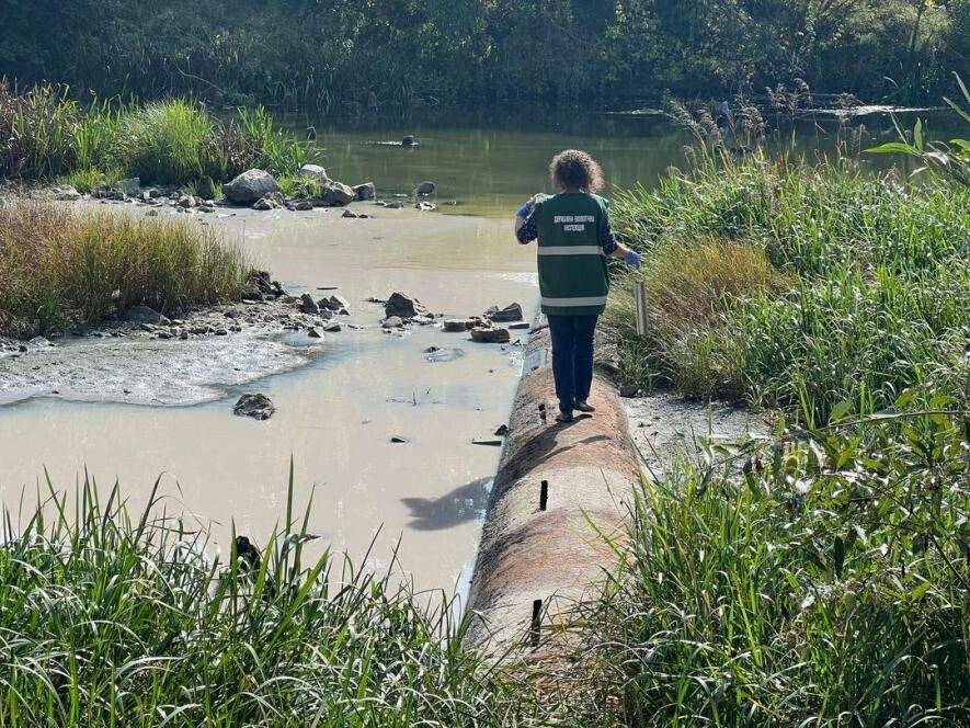 Еконіспеція проводить дослідження проб води у районі скиду нечистот в річку Тетерів