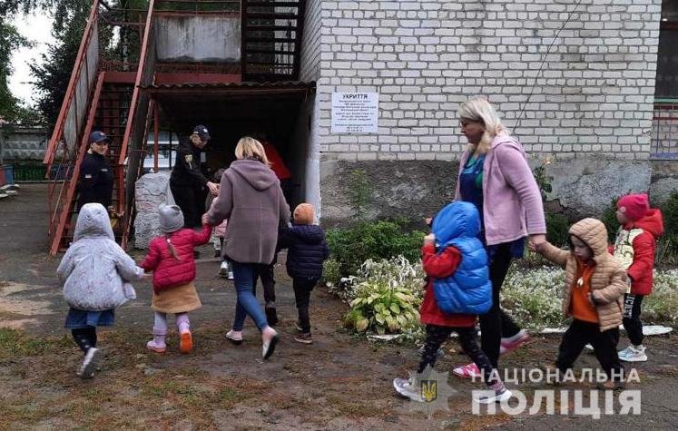 На Звягельщині тривають уроки безпеки для дітлахів від поліцейських і рятувальників