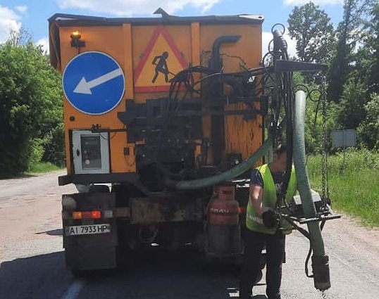 Дорожники ліквідовують вибоїни на напрямку Житомир - Попільня