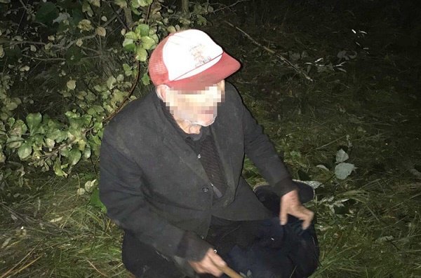 На Житомирщині поліцейські розшукали літнього грибника, який майже добу блукав у лісі