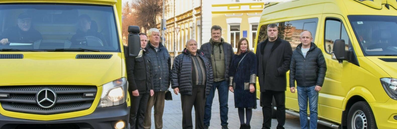 Сьогодні медичним закладам Овруча та Малина передали дві сучасні карети швидкої допомоги, — ФОТО