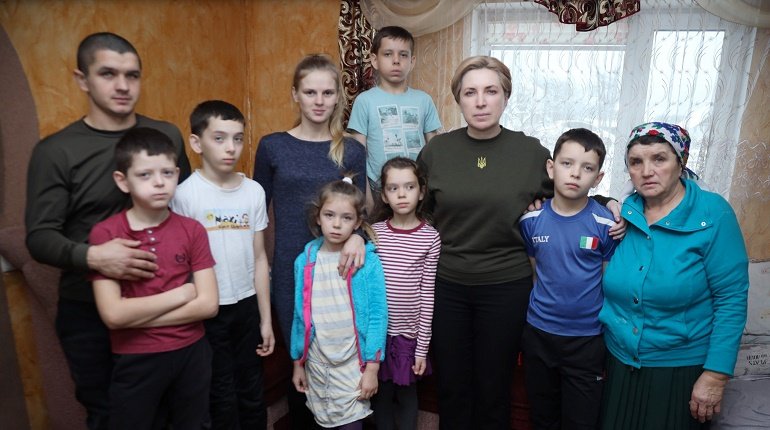 Вісьмох дітей з Житомирської області, батьки яких підірвались на міні, всиновив їхній рідний дядько