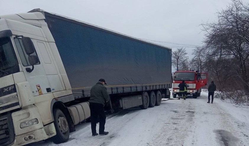 На Житомирщині рятувальники відбуксирували вантажівку зі снігового замету