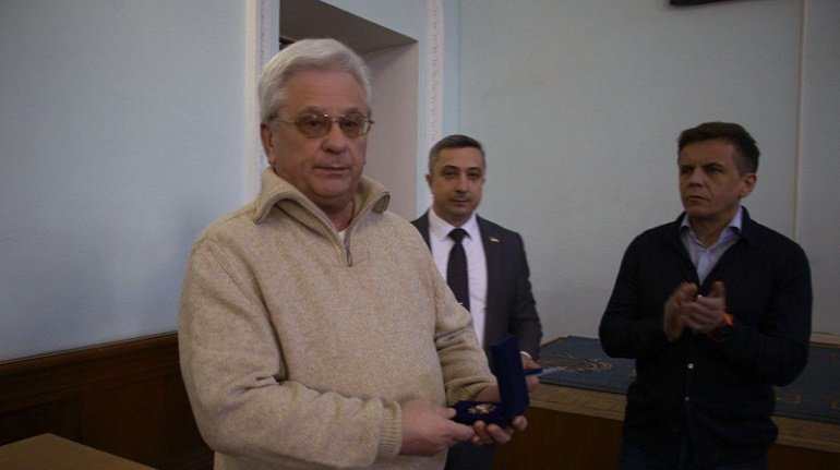 Нагрудний знак «Почесний громадянин Житомира» Георгію Мокрицькому передали сьогодні його колезі, краєзнавцю Сергію Собчуку