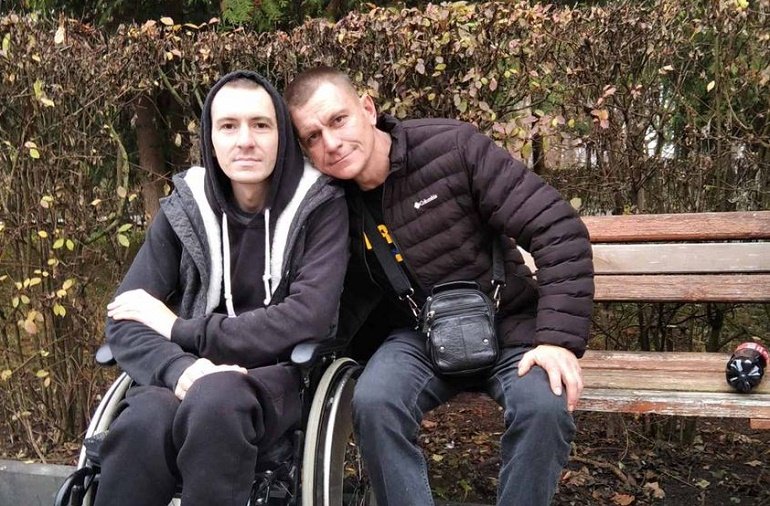 «Мамо, я так хочу ходити. Хоч би одна нога запрацювала – я б тоді на милицях стрибав», – історія пораненого бійця з Житомирщини