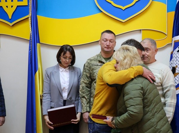 Рідним Героїв, які повернулись на щиті, передали державні нагороди