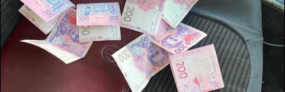 За надання неправомірної вигоди та підроблене водійське посвідчення чоловіку загрожує ув’язнення