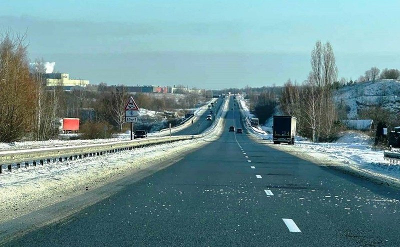 У вихідні на дорогах працювало 70 одиниць спецтехніки, — служба відновлення Житомирщини