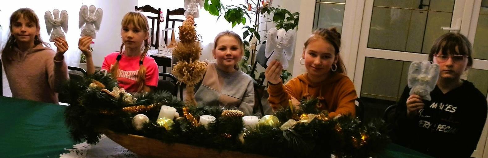 Житомирщина: як діти на майстер-класах Різдвяних янголів виготовляли