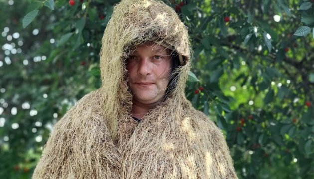 Для військових житомиряни виготовляють маскувальні костюми з трави, — ФОТО