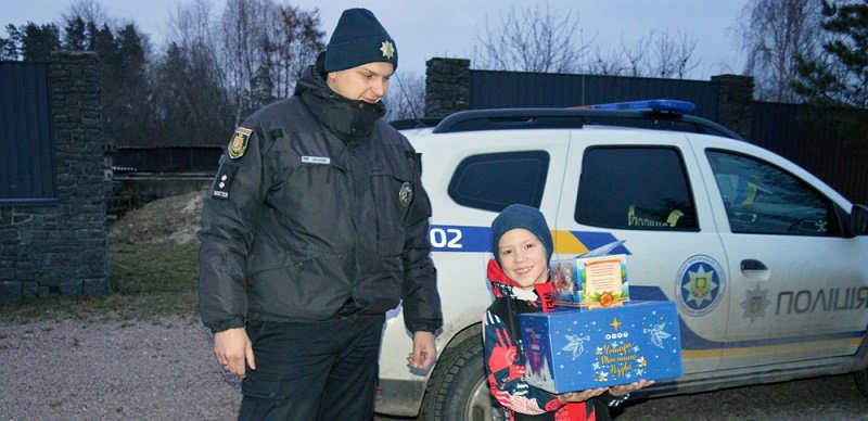 Добрі вчинки маленькими не бувають: житомирські поліцейські допомагають тим, хто того потребує