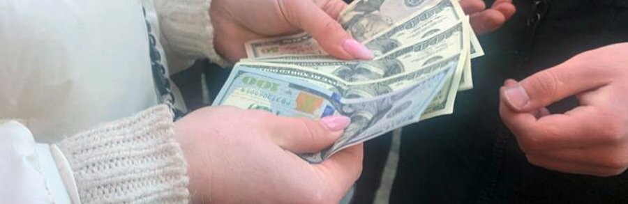 У Житомирі правоохоронці викрили юристку у вимаганні хабарів від військовослужбовців