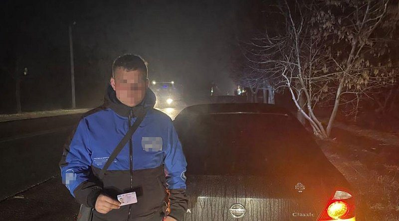 Звягельські поліцейські вилучили підроблене водійське посвідчення у нетверезого молодика
