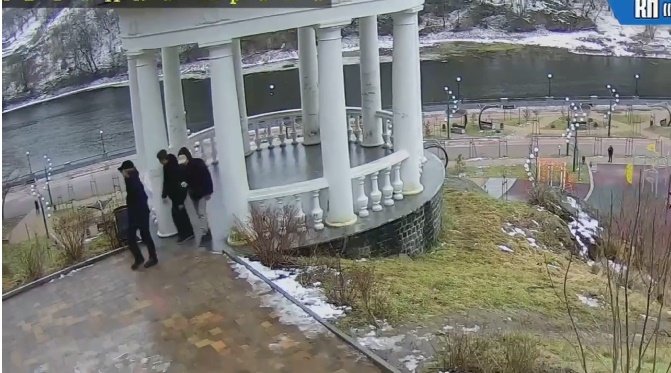 «Малевичі» хотіли розмалювати альтанку: Система відеоспостереження зафіксувала підлітків-розбишак