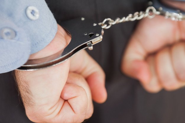 Вимагання 7 000 грн неіснуючого боргу з погрозами – на Житомирщині двом чоловікам повідомлено про підозру 