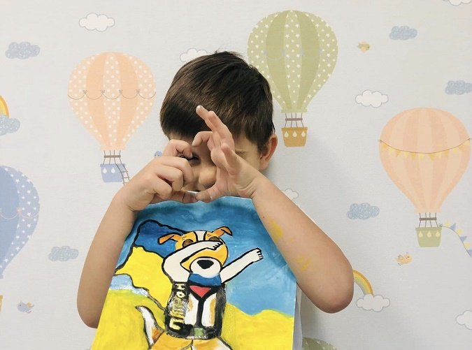 У Житомирі 4-річний Матвій із мамою намалював картину з песиком Патроном, щоб продати її на аукціоні та допомогти ЗСУ