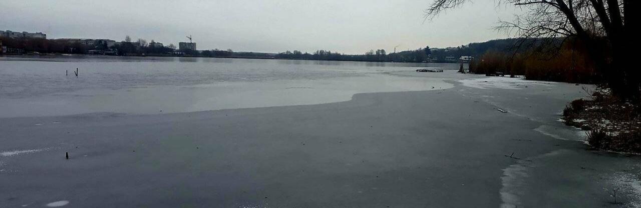 Житомирщина: На водоймі врятували вагітну жінку, яка провалилася під лід