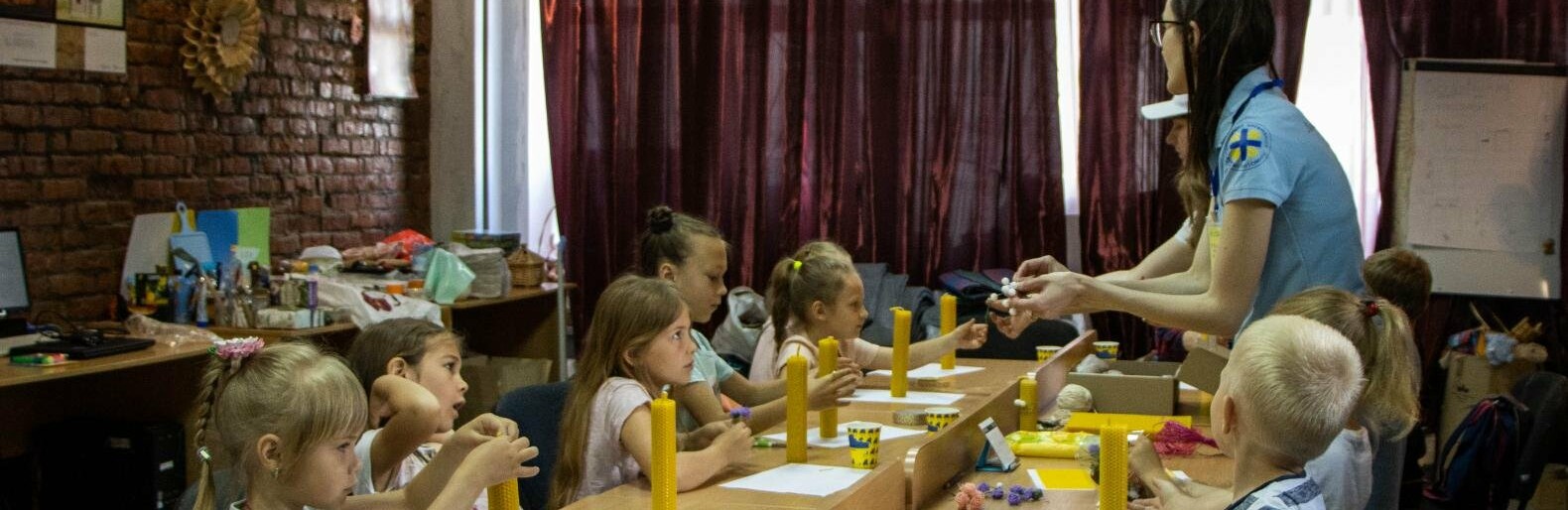 У Житомирі дітей з родин ВПО навчають миловарінню, декупажу та створенню свічок