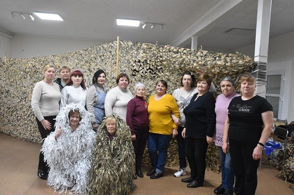 З перших днів повномасштабного вторгнення плетуть маскувальні сітки та «кікімори»: історія волонтерок з Житомирщини