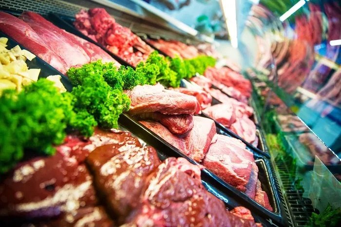 У Житомирі продавці магазину виштовхали жінку через зауваження про обслуговування російською — справою зайнялися правоохоронці