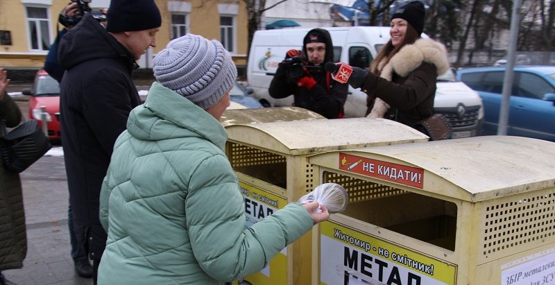 Житомиряни почали зносити матеріали для виготовлення окопних свічок