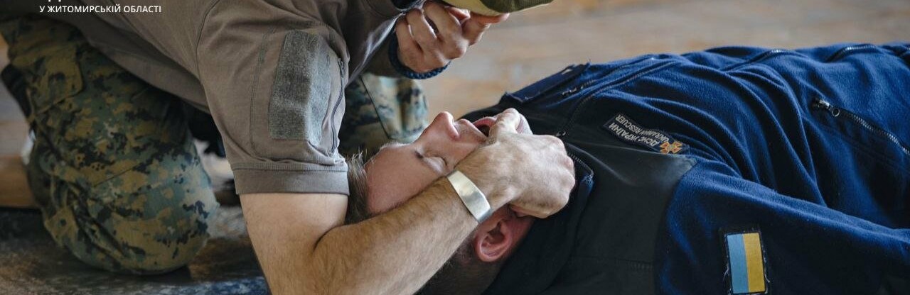 На Житомирщині іноземний благодійник навчав рятувальників надавати першу домедичну допомогу за алгоритмом MARCH
