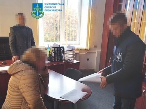 У Житомирі біля зруйнованого авіабомбою приміщення ліцею посадовиця виправдовувала військову агресію РФ