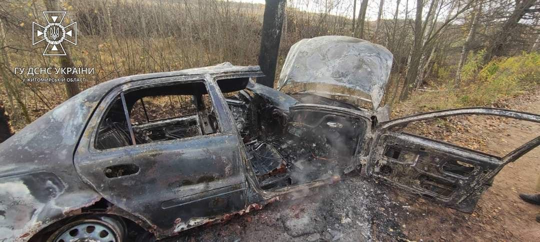 Упродовж доби бійці ДСНС Житомирщини ліквідували загоряння легковика та надали допомогу власникам помешкань