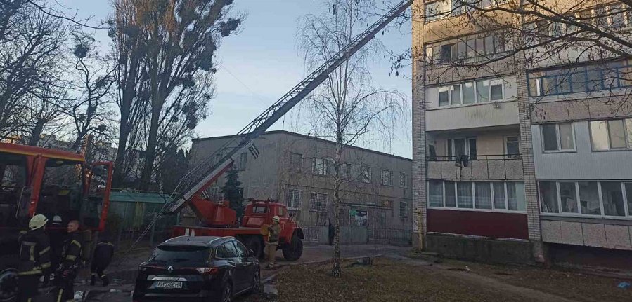 Зранку у Житомирі під час пожежі на балконі квартири багатоповерхівки вогнеборці врятували трьох людей