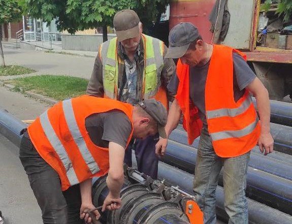 Житомир: 108 м нової водопровідної мережі за один день проклали на вул. Лятошинського методом санації