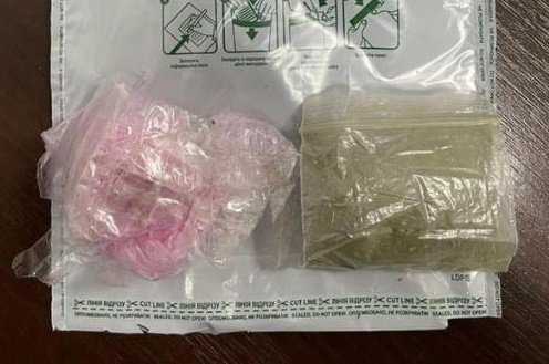 Збут наркотичного засобу ув’язненим – у Житомирі судитимуть працівника установи виконання покарань