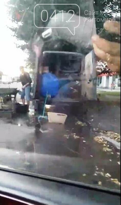 В мережі з’явилося відео, як в Житомирі прямо на узбіччя ви..., фото-1 В мережі з’явилося відео, як в Житомирі прямо на узбіччя виливають нечистоти, що течуть перехожим під ноги, фото-1
