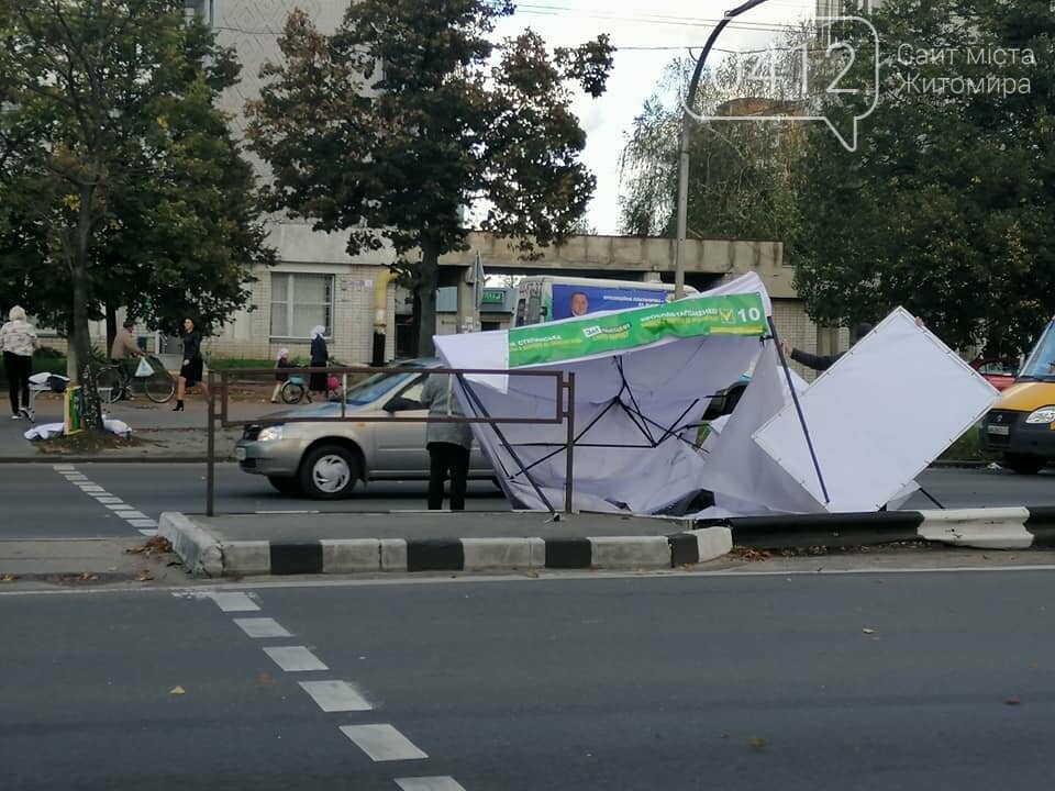У Житомирі на батьків з малим сином впала металева конструк..., фото-1 У Житомирі на батьків з малим сином впала металева конструкція з передвиборчого намету, фото-1