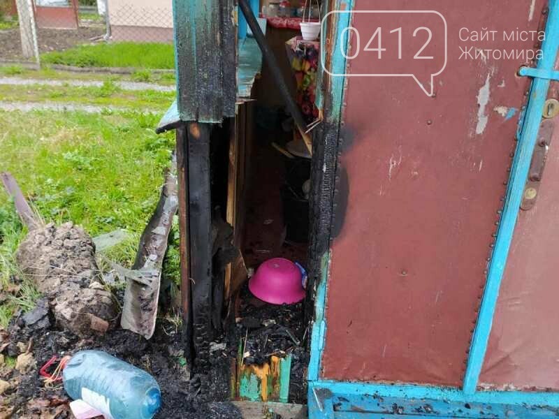 У Новоград-Волинську бійці ДСНС та врятували від знищення в..., фото-1 У Новоград-Волинську бійці ДСНС та врятували від знищення вогнем житловий будинок і сарай, фото-1
