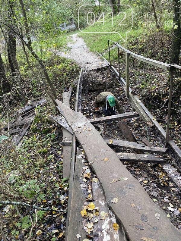Толока біля річки Кам’янки: як активісти в Житомирі місток..., фото-1 Толока біля річки Кам’янки: як активісти в Житомирі місток ремонтували. ФОТО, фото-1
