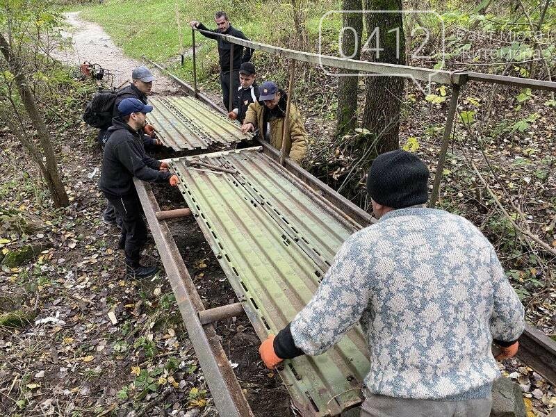 Толока біля річки Кам’янки: як активісти в Житомирі місток..., фото-6 Толока біля річки Кам’янки: як активісти в Житомирі місток ремонтували. ФОТО, фото-6