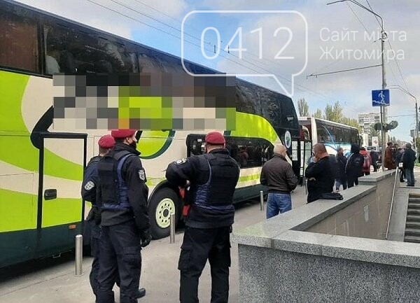 Поліція затримала 130 мешканців Житомирщини, які прибули до..., фото-1 Поліція затримала 130 мешканців Житомирщини, які прибули до Києва на проплачене голосування, фото-1
