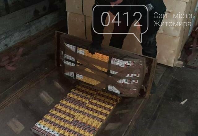 На кордоні з Білоруссю у днищах вантажівок виявили дві пар..., фото-10 На кордоні з Білоруссю у днищах вантажівок виявили дві партії контрабандних сигарет, фото-10