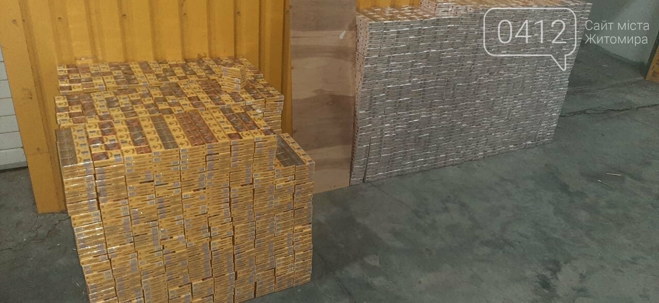 На кордоні з Білоруссю у днищах вантажівок виявили дві парт..., фото-6 На кордоні з Білоруссю у днищах вантажівок виявили дві партії контрабандних сигарет, фото-6