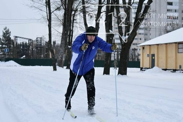 Немов інструктори з лижного катання: Незвична ранкова фізична зарядка десантників на Житомирщині. ФОТО, фото-1