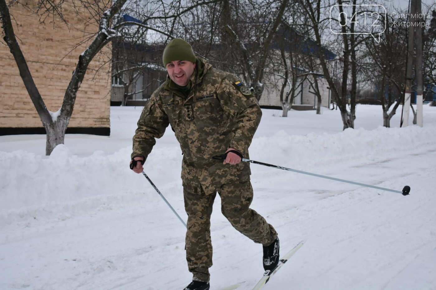 Немов інструктори з лижного катання: Незвична ранкова фізична зарядка десантників на Житомирщині. ФОТО, фото-5