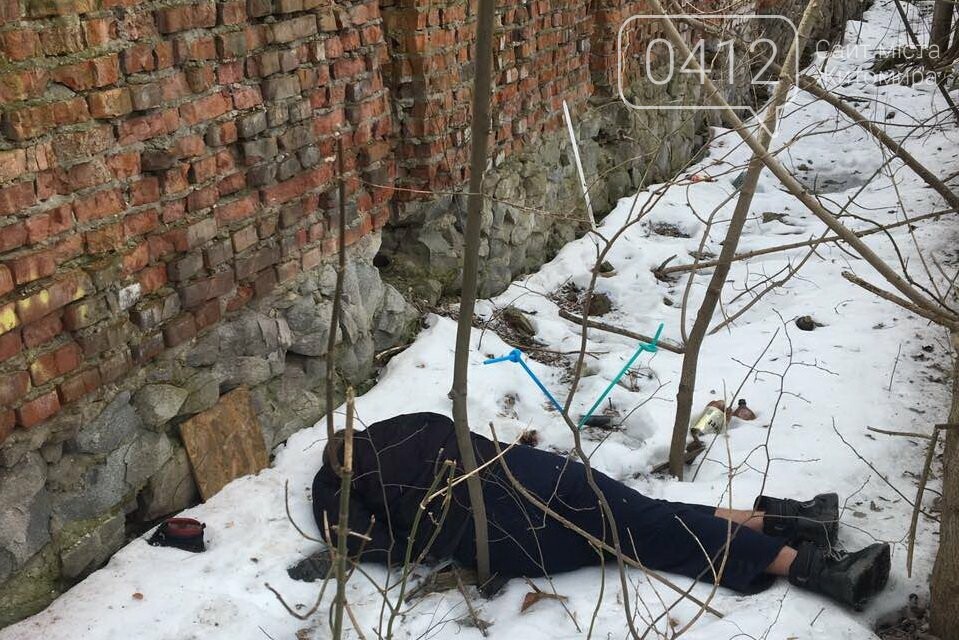 На Житомирщині рятувальники допомогли чоловіку, який впав із закинутої будівлі, фото-1