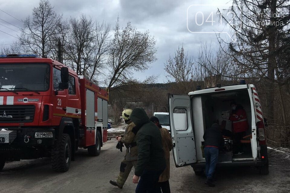 На Житомирщині рятувальники допомогли чоловіку, який впав із закинутої будівлі, фото-2