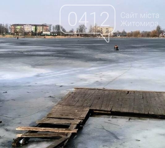 На Житомирщині рятувальники допомогли на водоймі чоловіку, який хотів скоротити через неї шлях, фото-1