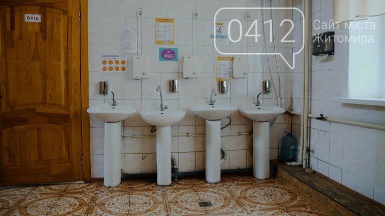 Депутатка міськради про школу в центрі Житомира: Щоб умістити всіх дітей, у клас переобладнали навіть туалет, фото-9