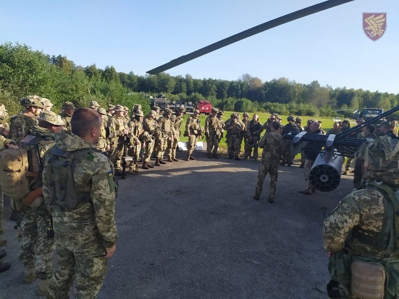 Десантники 95-ої бригади відпрацювали злагоджені дії висадк..., фото-4 Десантники 95-ої бригади відпрацювали злагоджені дії висадки із вертольоту Мі-8. ФОТО, фото-4