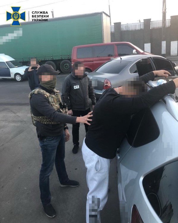 СБУ затримала учасників злочинного угруповання під час спро..., фото-2 СБУ затримала учасників злочинного угруповання під час спроби продажу вибухових пристроїв, боєприпасів та зброї, фото-2
