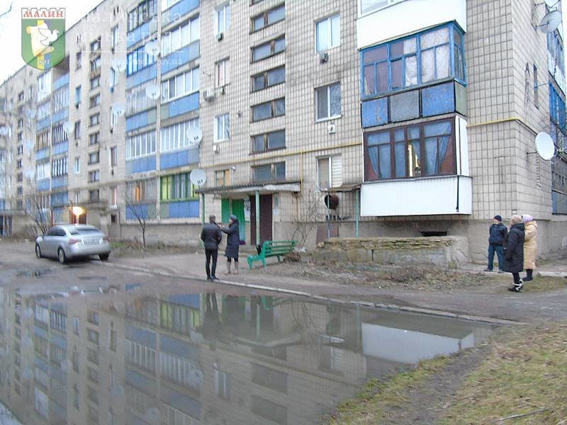 Мешканці будинку в одному з райцентрів Житомирщини страждаю..., фото-1 Мешканці будинку в одному з райцентрів Житомирщини страждають через пориви каналізаційних труб, фото-1