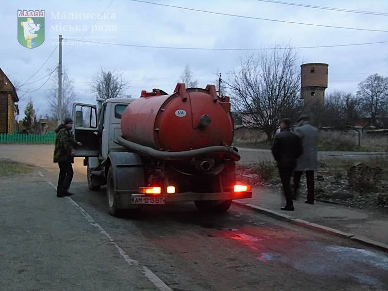 Мешканці будинку в одному з райцентрів Житомирщини страждаю..., фото-2 Мешканці будинку в одному з райцентрів Житомирщини страждають через пориви каналізаційних труб, фото-2
