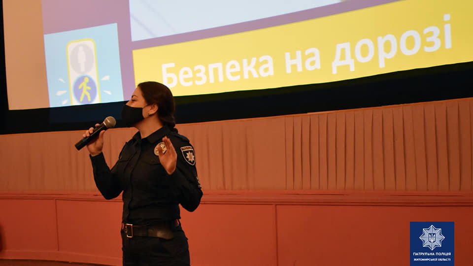Для учнів молодшої школи в Житомирі правоохоронці провели урок, де розповідали про безпеку дорожнього руху, фото-3